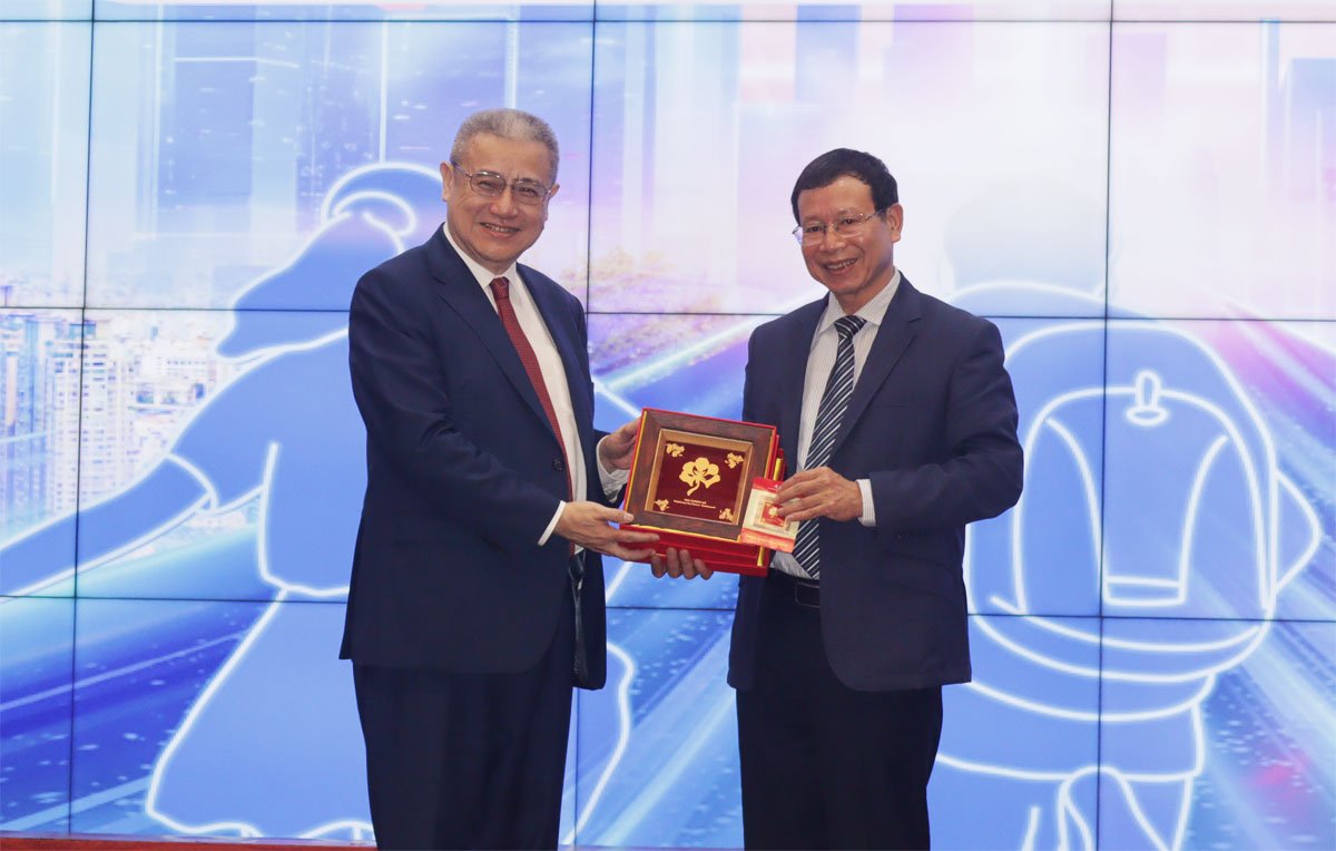 Đại diện BQL Khu kinh tế Hải Phòng tặng quà cho Liên minh Ảnh hưởng Đông Nam Á. Ảnh: Hoàng Tùng