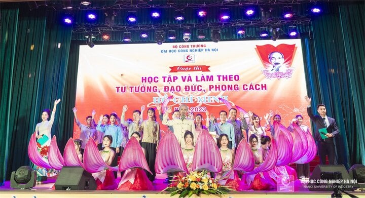 PGS.TS.Lê Ba Phong đạt giải Diễn xuất hình tượng Bác Hồ hay nhất Cuộc thi Học tập và làm theo tư tưởng, đạo đức, phong cách Hồ Chí Minh năm 2023.