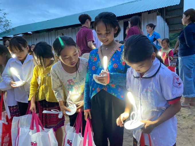 Học sinh VAS tặng quà và đèn năng lượng mặt trời tự chế tạo cho các em nhỏ vùng sâu, vùng xa. Ảnh: Đội dự án Thắp sáng tri thức