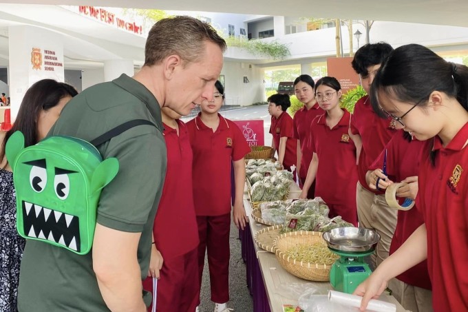 Học sinh VAS Sala trồng rau sạch tại trường và bán cho phụ huynh để gây quỹ thiện nguyện. Ảnh: Đội dự án Người làm vườn
