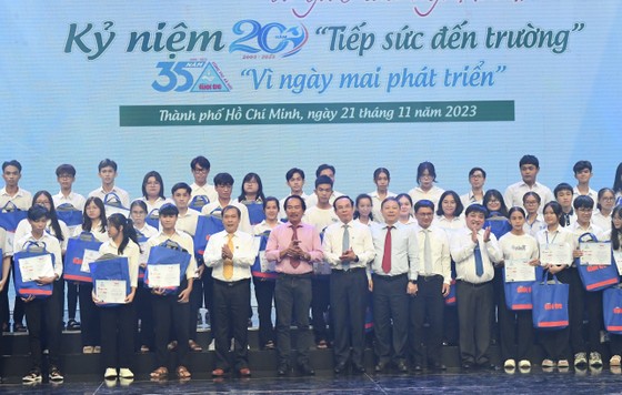 Bí thư Thành ủy TPHCM Nguyễn Văn Nên cùng các đồng chí lãnh đạo TPHCM, các đại biểu và các em sinh viên tại lễ trao học bổng &quot;Tiếp sức đến trường&quot;. Ảnh: VIỆT DŨNG