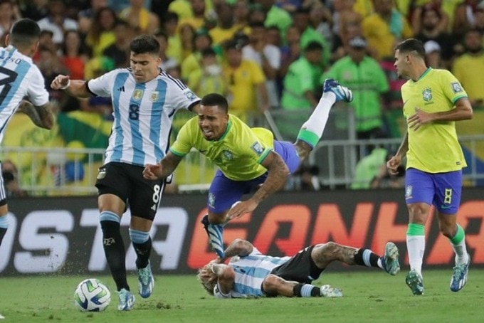 Trận đấu bị xé vụn bởi nhiều tình huống va chạm quyết liệt, phạm lỗi của cầu thủ hai bên. Trong ảnh, Gabriel Jesus ngã khi tranh chấp với De Paul (số 7) và Marcos Acuña (số 8 áo sọc). Ảnh: AP