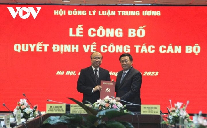 Giám đốc Học viện Chính trị Quốc gia Hồ Chí Minh Nguyễn Xuân Thắng trao Quyết định của Bộ Chính trị cho ông Phan Chí Hiếu.