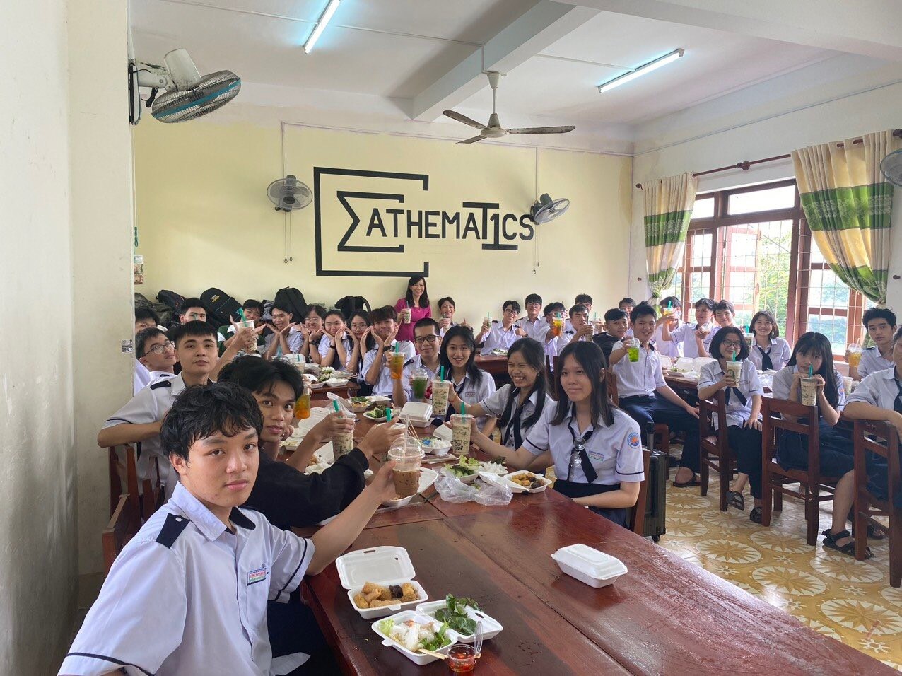 Gần 1.000 học sinh ở Phú Yên được nhận quà dịp 20.11 - Ảnh 2.