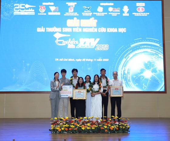Bí thư Thành đoàn TPHCM Phan Thị Thanh Phương chúc mừng nhóm sinh viên đoạt giải Nhất