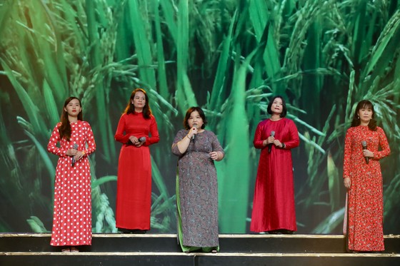 Chị Bùi Thạch Thảo (ở giữa) cùng các đồng nghiệp Báo SGGP trình diễn ca khúc “Khát vọng” tại Lễ trao giải Báo chí TPHCM năm 2023