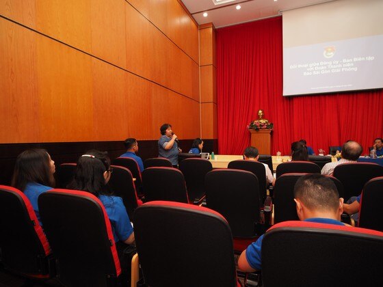 Chị Bùi Thạch Thảo chia sẻ với các phóng viên trẻ Báo SGGP về nghiệp vụ báo chí