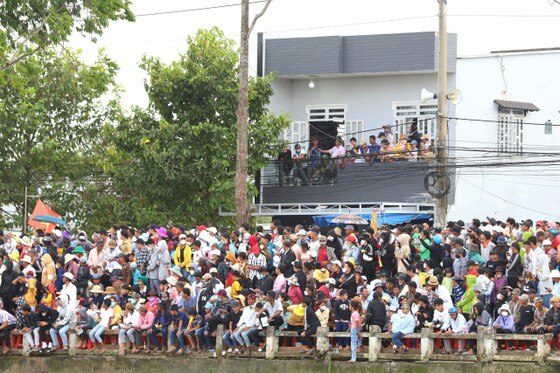 Khán giả chen chúc đông kín dọc theo bờ sông Maspéro