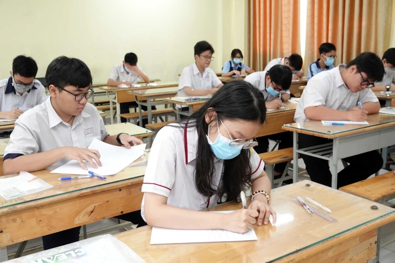 Không tuyển sinh lớp 10 không chuyên ở Trường THPT chuyên Lê Hồng Phong, Trần Đại Nghĩa - Ảnh 2.