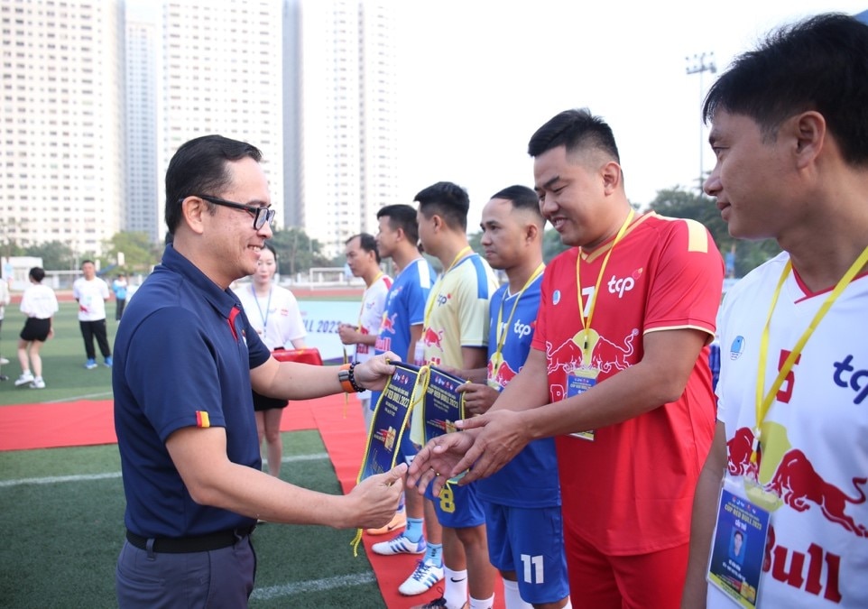 Ông Nguyễn Thanh Huân - Tổng giám đốc TCP Việt Nam trao kỷ niệm chương cho các đội bóng tại vòng chung kết