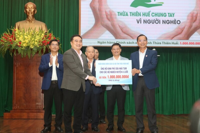 Ngân hàng Chính sách xã hội Thừa Thiên Huế ủng hộ kinh phí xoá nhà tạm cho hộ nghèo A Lưới