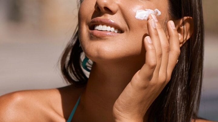Kem chống nắng rất cần thiết để bảo vệ làn da khỏi tia UV.