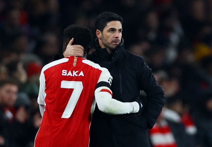 HLV Arteta ôm Saka sau khi rút tiền đạo cánh số 7 khỏi sân ở hiệp hai trận Arsenal thắng Lens 6-0 trên sân Emirates ở lượt năm bảng B Champions League ngày 29/11. Ảnh: Reuters