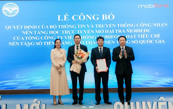 Thứ trưởng Nguyễn Huy Dũng trao quyết định của Bộ trưởng Bộ TT-TT cho đại diện MobiFone tại buổi lễ