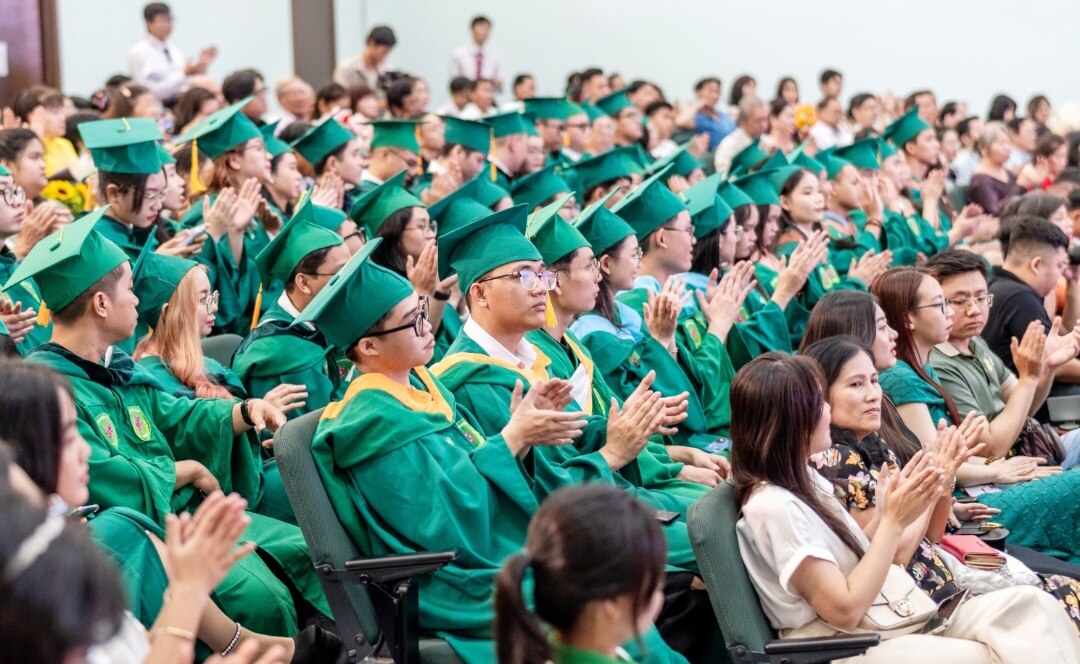 Đại học Tân Tạo làm lễ tốt nghiệp cho 61 sinh viên - Ảnh 2.