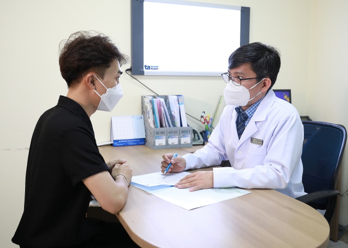 Bác sĩ Quỳnh tư vấn sức khỏe xương khớp cho người bệnh. Ảnh: Bệnh viện Đa khoa Tâm Anh