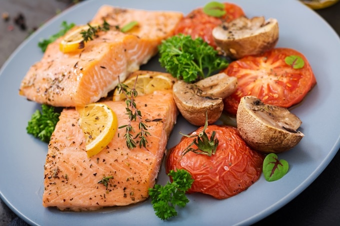 Cá hồi giàu axit béo omega-3 hỗ trợ cải thiện tâm trạng. Ảnh: Freepik