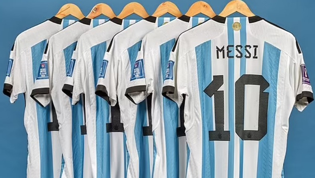 Áo đấu đặc biệt của Messi được bán với giá… 241 tỷ đồng - 1