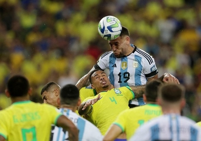 Otamendi trong pha bật cao đánh đầu ghi bàn giúp Argentina hạ chủ nhà Brazil trên sân Maracana ở lượt trận thứ sáu vòng loại World Cup 2022 khu vực Nam Mỹ sáng 22/11. Ảnh: Reuters