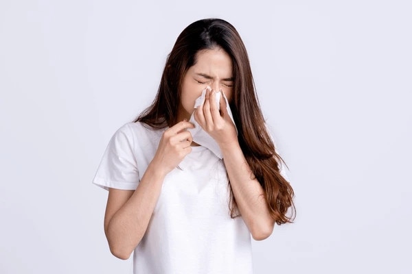 Bác sĩ chỉ ra 4 sai lầm phổ biến cần tránh khi bị cảm cúm - Ảnh 1.