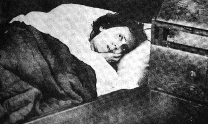 Olsson ngày 14/4/1908, vài ngày sau khi cô thức dậy. Ảnh: Wikipedia