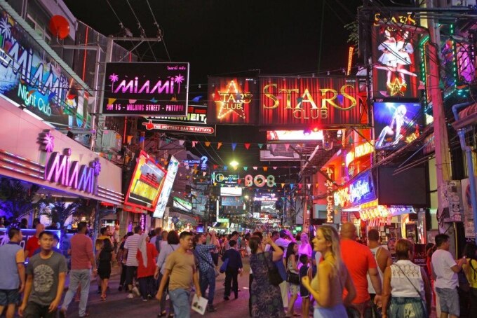 Con phố sáng đèn về đêm ở Pattaya. Ảnh: Pickyourtrai