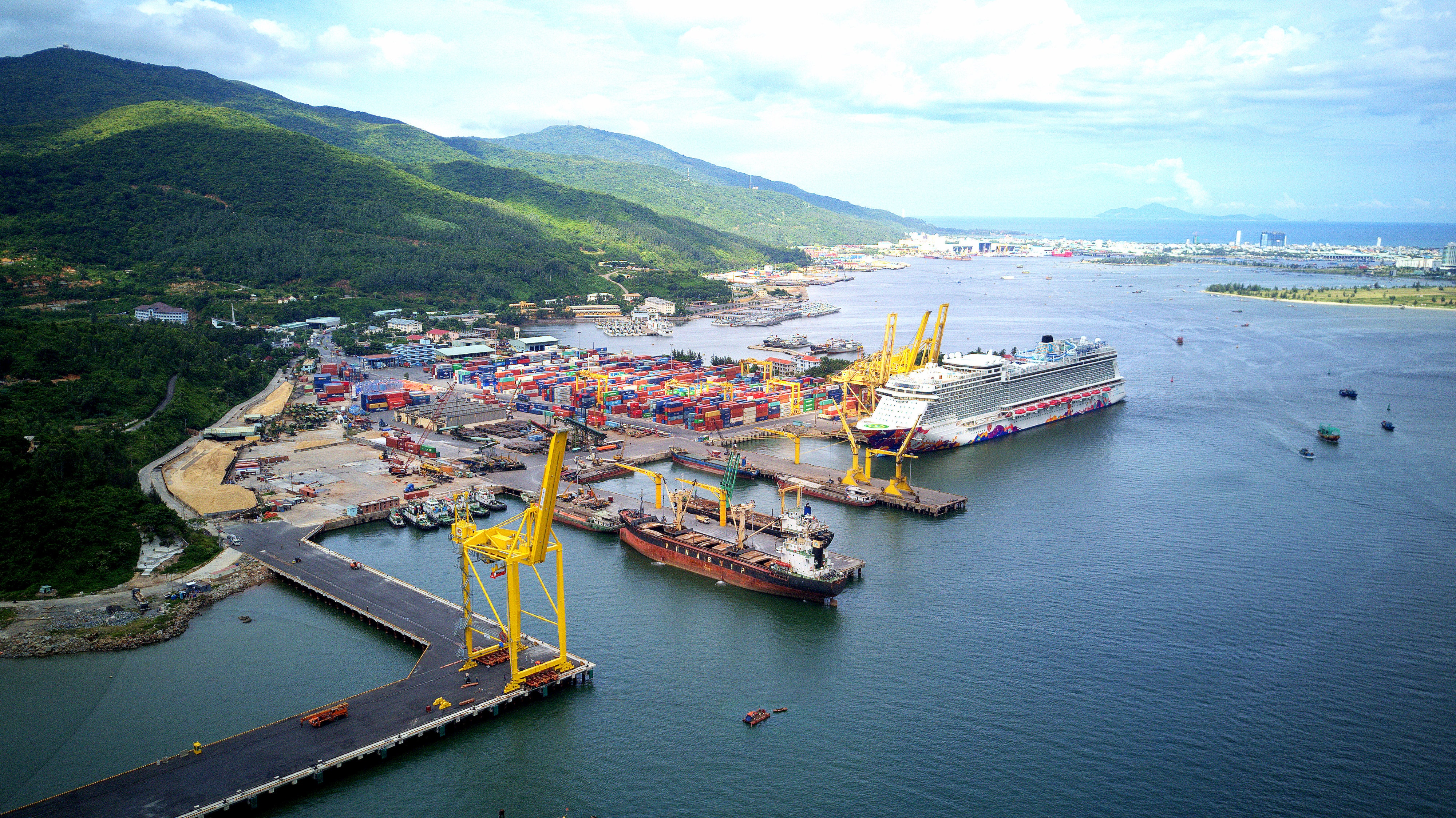 Sự kiện - Bộ GTVT cho phép 3 cầu cảng tại cảng Tiên Sa tiếp nhận tàu container