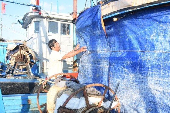 Tàu cá của ngư dân Nguyễn Thơm (xã Nghĩa An, TP Quảng Ngãi) nằm bờ vì chưa đăng kiểm, chưa có giấy phép khai thác thủy sản