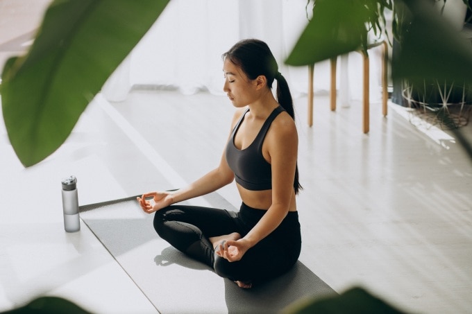 Tập yoga có thể thư giãn và giảm đau cơ. Ảnh: Freepik