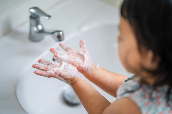 Rửa tay thường xuyên giúp bảo vệ cơ thể khỏi sự thâm nhập của vi trùng, vi khuẩn lây bệnh. Ảnh: Freepik