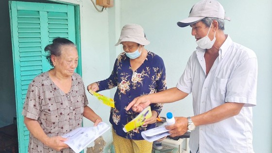 Đội ngũ CTV sức khỏe cộng đồng trên địa bàn huyện Cần Giờ tuyên truyền vận động người dân phòng chống dịch bệnh. Ảnh: QUANG HUY