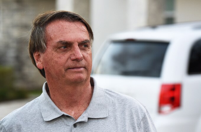 Cựu tổng thống Brazil Jair Bolsonaro bên ngoài một khu nghỉ dưỡng ở thành phố Kissimmee, bang Florida, Mỹ, ngày 22/1. Ảnh: AFP