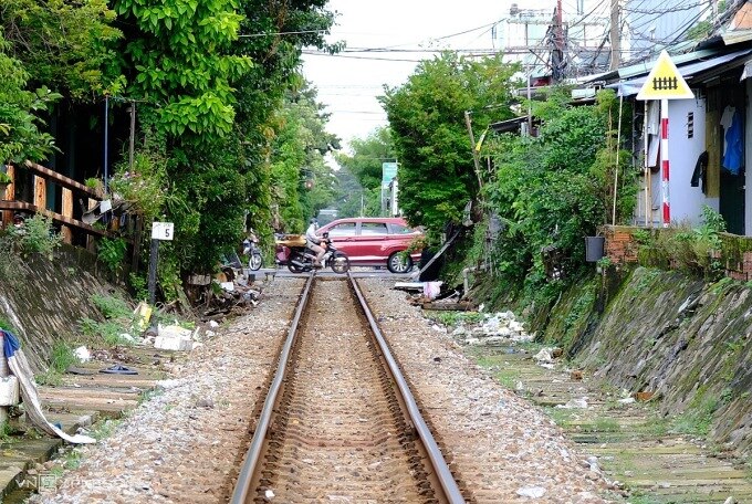 Lãnh đạo thành phố Đà Nẵng cho biết việc thoát nước mưa ra hướng biển bị chậm một phần do tuyến đường sắt đi vào thành phố. Ảnh: Nguyễn Đông