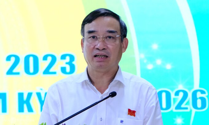 Ông Lê Trung Chinh, Chủ tịch UBND TP Đà Nẵng, trả lời ý kiến cử tri, chiều 16/11. Ảnh: Nguyễn Đông