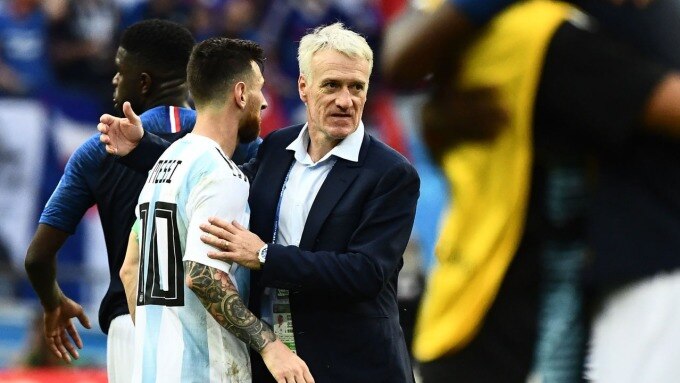 Deschamps động viên Messi sau khi tuyển Pháp của ông thắng Argentina của Messi 4-3 ở vòng 1/8 World Cup 2018. Ảnh: AFP