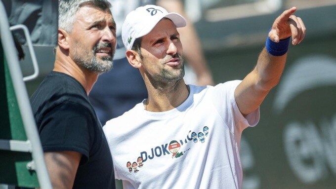 Djokovic (phải) và HLV Ivanisevic trong một buổi tập. Ảnh: RS