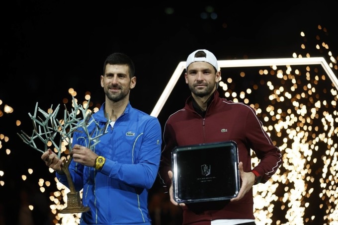Djokovic (trái) nâng cao danh hiệu tại Paris Masters, bên cạnh á quân Dimitrov, ở sân Trung tâm tổ hợp Accor Arena hôm 5/11. Ảnh: AP
