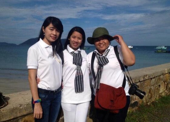 Tác giả (nhà báo Mai Hương, bìa trái), nhà báo Ái Chân và nhà báo Thạch Thảo trong một chuyến công tác