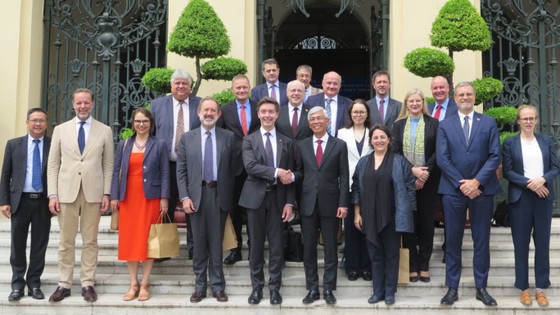Lãnh đạo TPHCM và đoàn Đại sứ các nước thành viên Liên minh châu Âu chụp ảnh lưu niệm