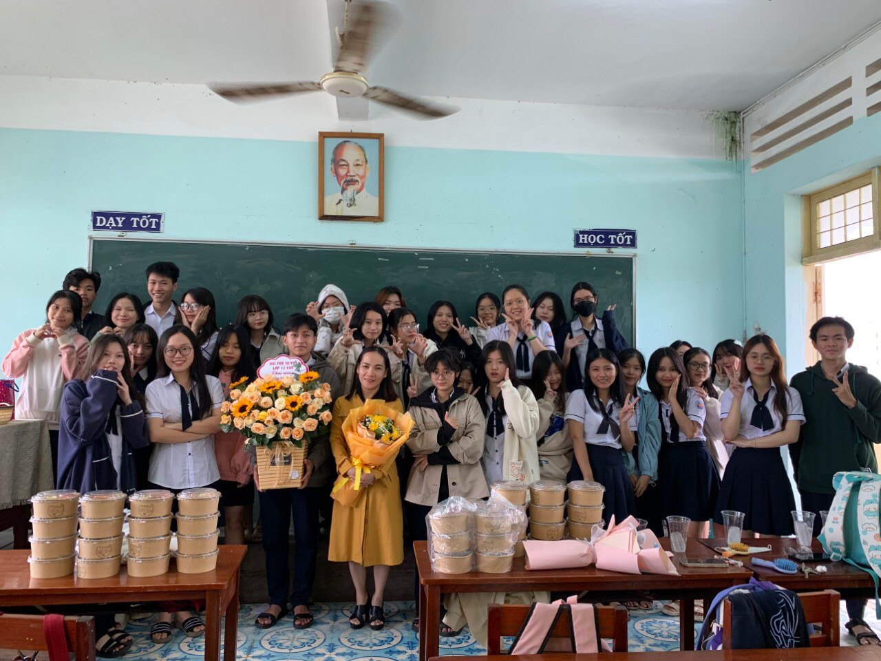 Gần 1.000 học sinh ở Phú Yên được nhận quà dịp 20.11 - Ảnh 1.