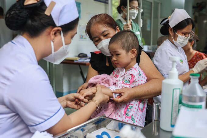 Trẻ em điều trị tại bệnh viện Nhi Đồng 2, quận 1, TP HCM, tháng 7/2023. Ảnh: Quỳnh Trần