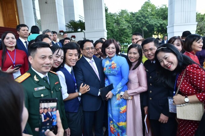 Thủ tướng Phạm Minh Chính gặp mặt giáo viên tiêu biểu chiều 17/11. Ảnh: Nhật Bắc