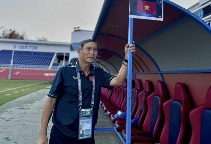 HLV Mai Đức Chung tại vòng loại hai Olympic Paris 2024 ở Uzbekistan. Ảnh: VFF