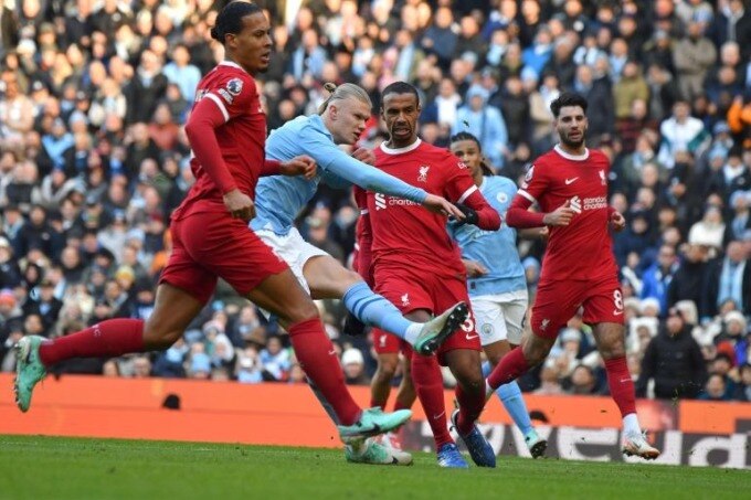 Haaland sút ghi bàn trong trận Man City 1-1 Liverpool ở vòng 13 Ngoại hạng Anh tối 25/11, trên sân Etihad. Ảnh: Reuters