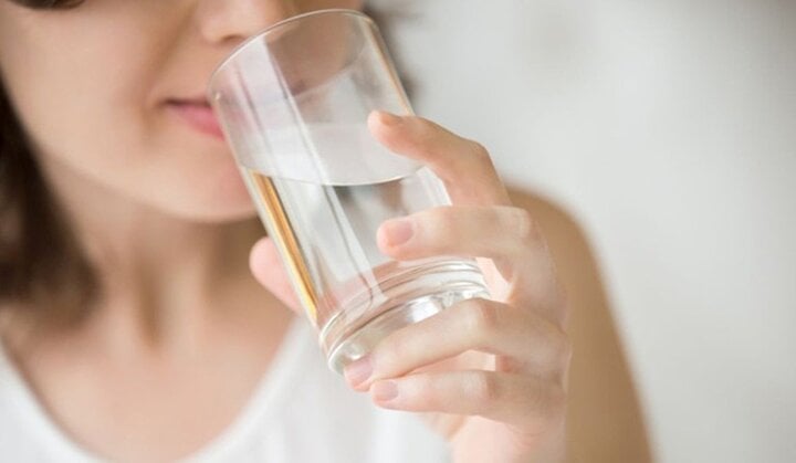 Uống ít nước khiến da bạn sẽ bị khô, để lộ nhiều nếp nhăn.