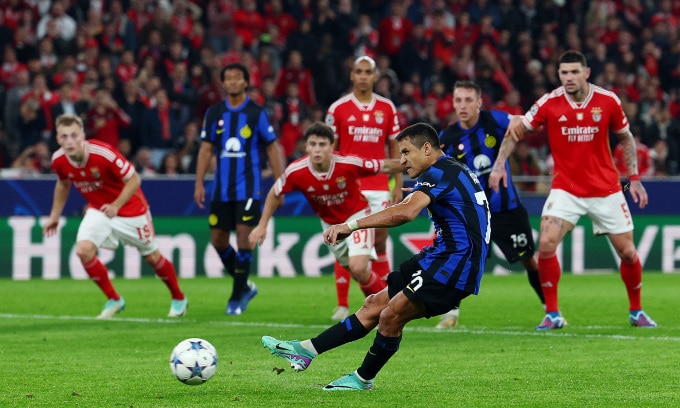 Alexis Sanchez gỡ hòa 3-3 cho Inter trên chấm phạt đền. Ảnh: Reuters