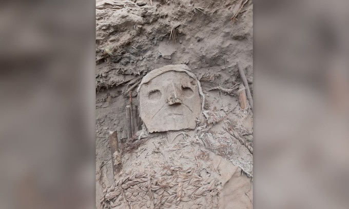 Một xác ướp đeo mặt nạ chạm khắc. Ảnh: PUCP Archaeology Program Valley of Pachacamac