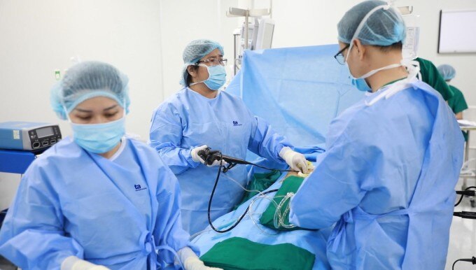 Bác sĩ Hữu Duy (bên phải) trong một ca phẫu thuật nội soi lấy sỏi đường mật. Ảnh: Bệnh viện cung cấp