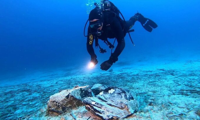 Các nhóm thợ lặn trục vớt được khối hắc diện thạch dưới đáy biển, gần đảo Capri, Italy. Ảnh: Naples Superintendency for Archaeology, Fine Arts and Landscape