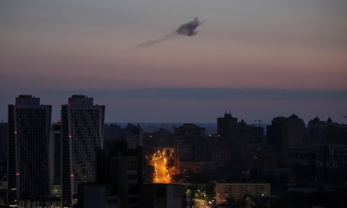 Khói bốc lên bầu trờ Kiev sau một cuộc tập kích UAV của Nga hồi tháng 5. Ảnh: Reuters
